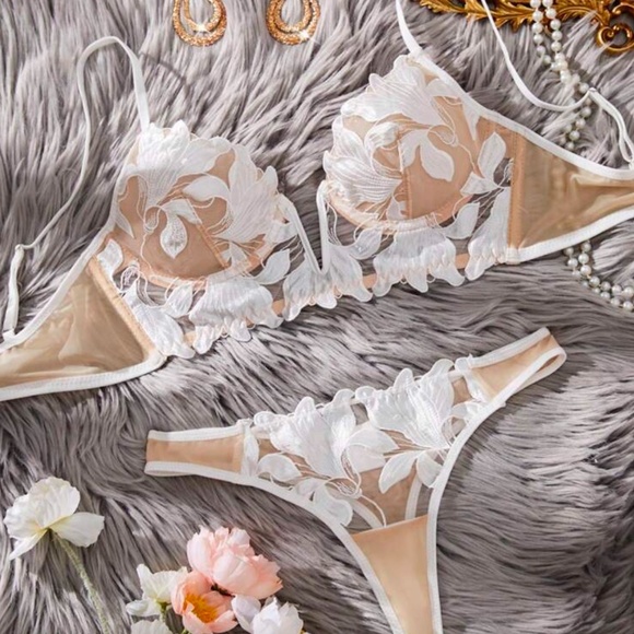 Fleur de Lys Bustiers Set by SilkRose Lingerie - Picture 13 of 15